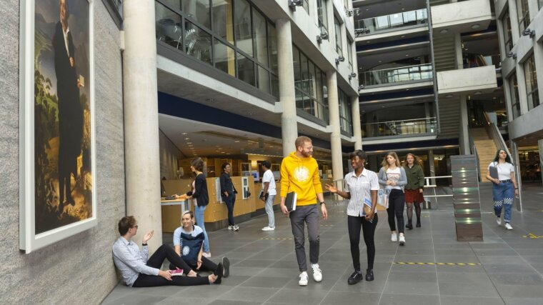 Studierende im Foyer der ThULB